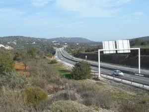 Conduzir no Algarve: Estradas, Estacionamento e Dicas