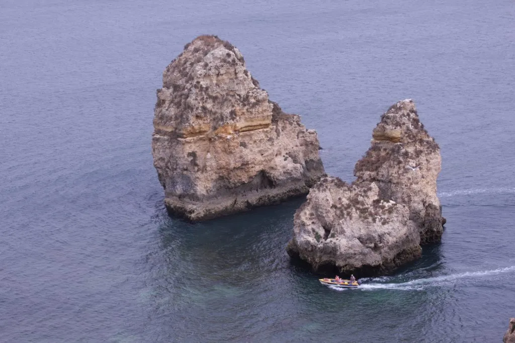 Algarve vs Madeira: Qual Escolher para Férias? [2026]