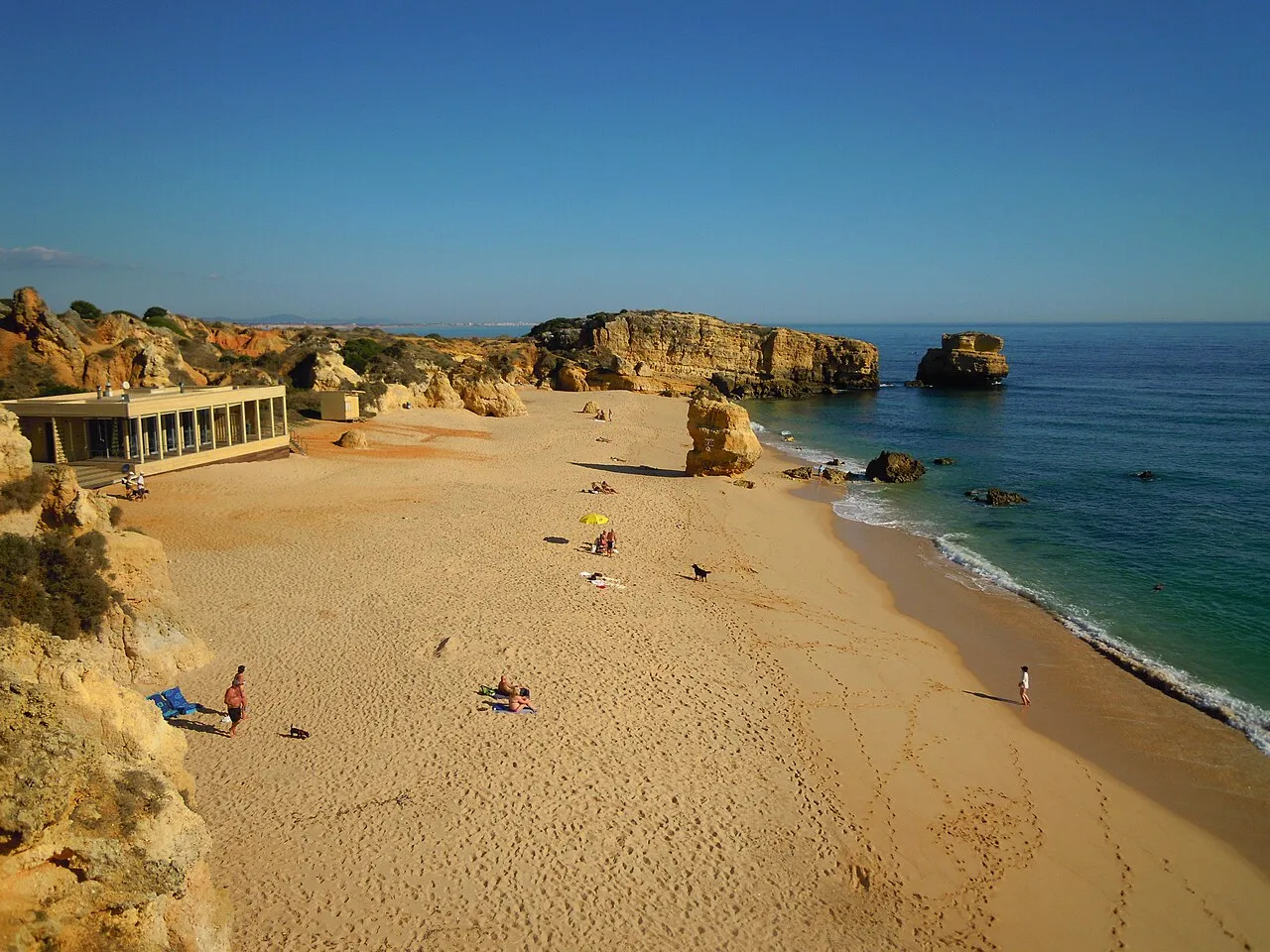 Praia de São Rafael com águas turquesa em Albufeira, Algarve