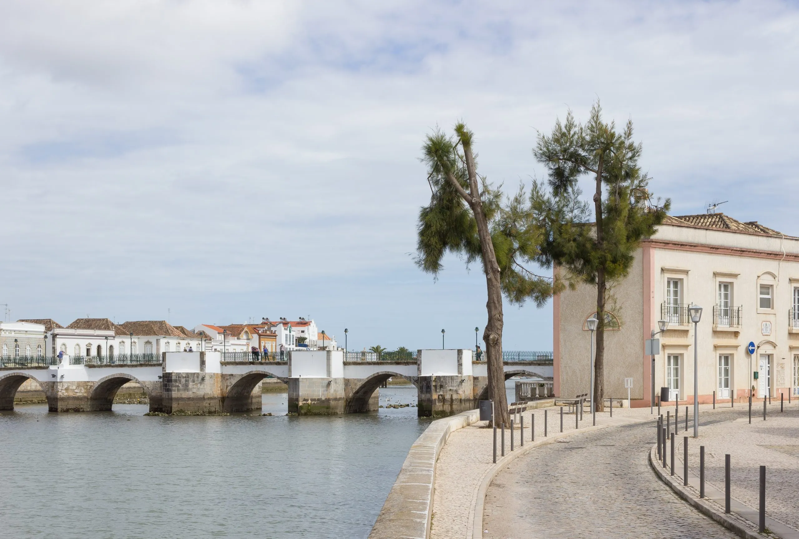 Vista panorâmica de Tavira com a ponte romana sobre o rio Gilão, Algarve